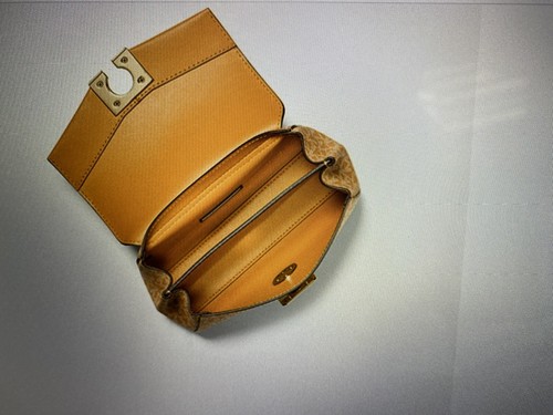 Bolso Bandolera Michael Kors Lita 2 Tonos Logo y Cuero 8” W x 4.75” H x 3” D Nuevo con Etiquetas - Imagen 4 de 6