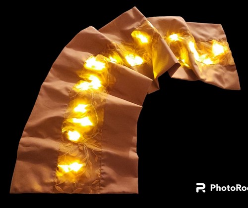 Organza-Tischläufer mit floralem Blättermotiv und 20teiliger LED-Lichterkette - Bild 6 von 13