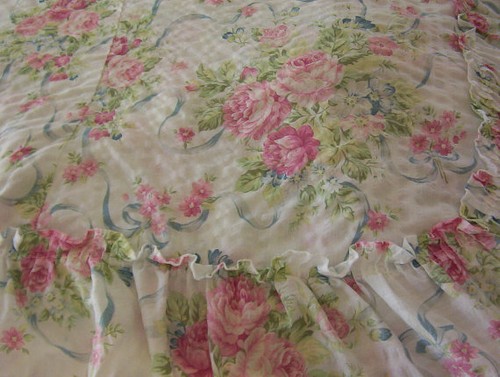 Colcha victoriana rosa cinta plisada floral con volantes - SIN FARSAS - Imagen 3 de 6