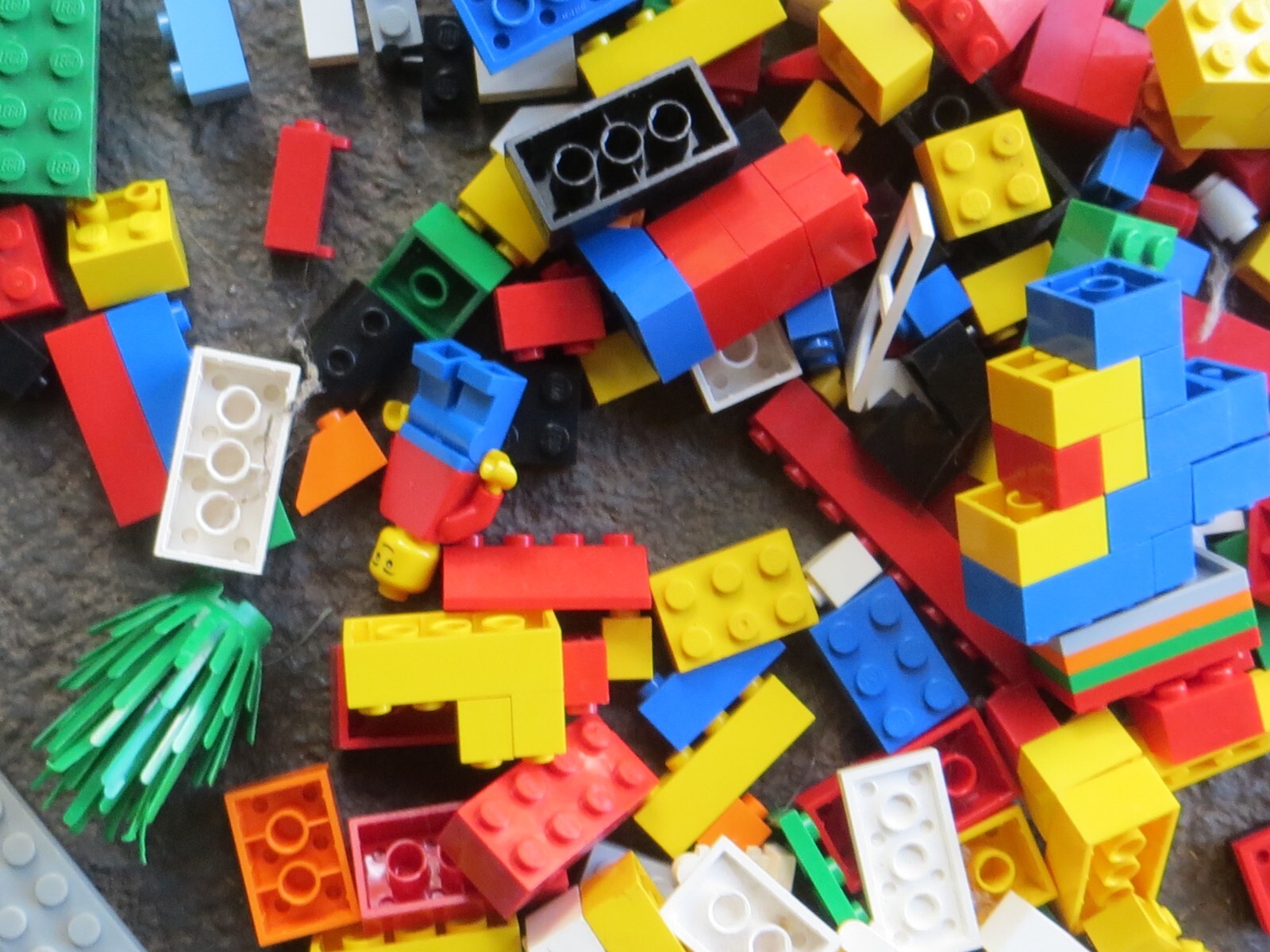 2.6 kgs of old lego block and pieces with 2 men - Picture 13 of 13