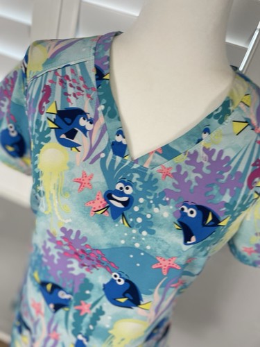 Dory Finding Nemo PIXAR Scrub top Women’s Size S Colorful Pediatrics Dental - Picture 4 of 16