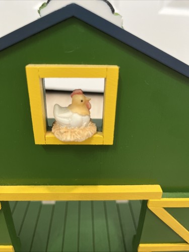 Mary’s Moo Moos Hay Barn Display Enesco 485209 John Deere Green Cow Chicken Shed - Imagen 7 de 8
