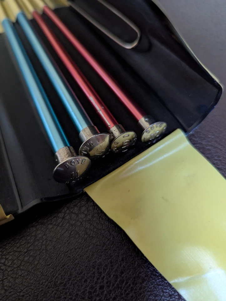 Juego de 8 agujas de tejer Boye vintage con estuche varios colores usadas de colección leer Foto 4 de 4