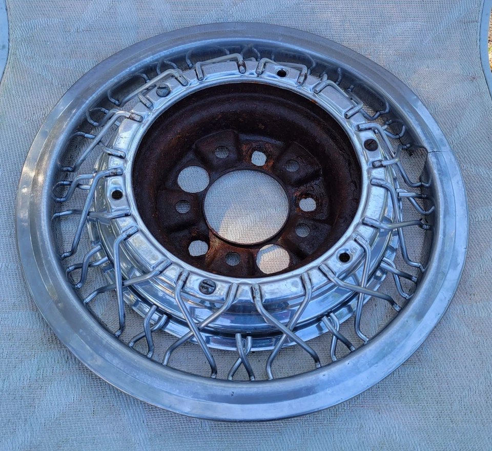 TAPACUBOS DE ALAMBRE 15" 1949-1954 PLYMOUTH USADO OEM TIPO ATORNILLADO TIENE GRIETAS EN EL ANILLO EXTERIOR Foto 4 de 4