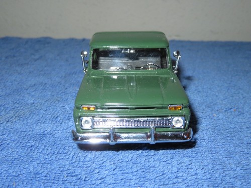 1966 CHEVROLET C10 PICKUP GREEN WELLY 1:32 OPENING DOORS & PULLBACK FEATURE - Picture 4 of 7