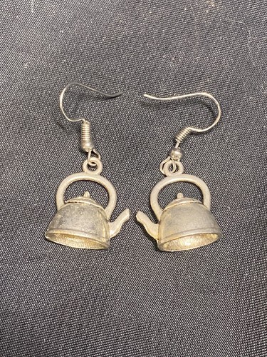 VINTAGE SILVER TONE METAL TEAPOT EARRINGS 1.5” - Picture 2 of 5