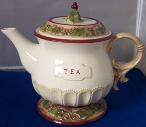 Holiday-Traditions-Teapot-with-Berry-039-s-amp-Holly