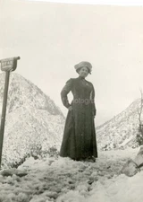 EARLY 20th CENTURY Antique FOUND PHOTO Snapshot bw VINTAGE WOMAN Old 54 LA 83 L