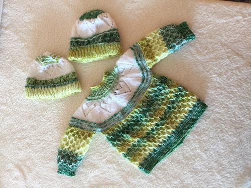 Baby Garnitur HERZ 💝Strickjacke NEU Handgestrickt ca. Größe 50/56 mit 2 Mützen - Bild 5 von 8