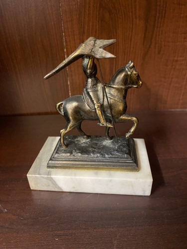 SCULPTURE JEANNE D'ARC SUR SON CHEVAL AVEC ETENDARD EN REGULE SUR SOCLE - Imagen 6 de 11
