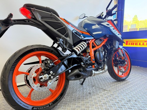 KTM 390 DUKE ABS. !! ONLY 1710 MILES, 1 OWNER !! - Picture 4 of 13