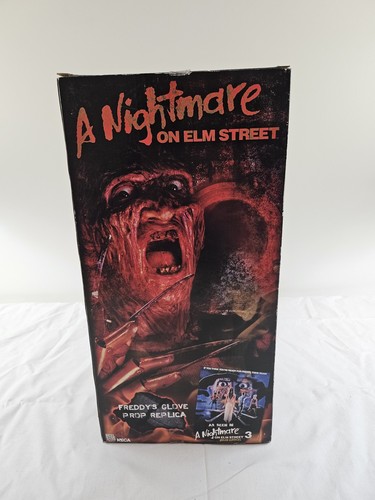 A Nightmare On Elm Street Freddy Krueger Glove Prop Replica Halloween NECA - Picture 4 of 10