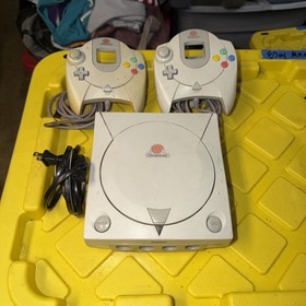 SEGA Dreamcast ConsoleHKT-3020 2 Controllers Power Comes On, Project Justin Game