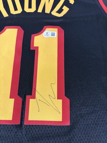 Maglia Trae Young Atlanta Hawks firmata autografata Beckett ICE TRAE Hot - Foto 4 di 19