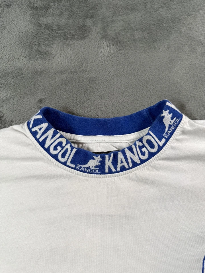 Camisa Kangol Para Hombres Mediana Blanca Azul Cuello Acanalado Bordada Canguro Ropa de Calle Foto 3 de 4