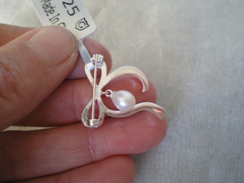 White cultured Pearl Bow design Brooch, drop, in 4 grams 925 Sterling Silver - Picture 3 of 8