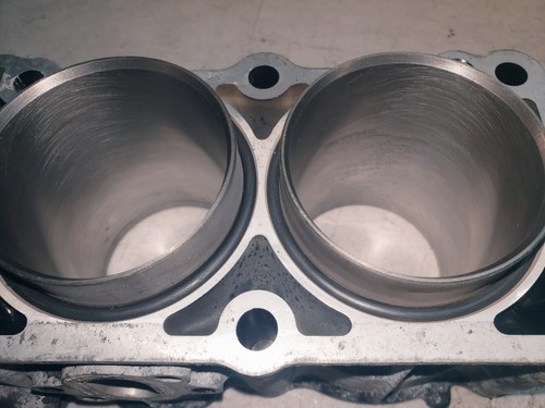 1985 YAMAHA FZ750 FZ 750 N CYLINDER & PISTONS ASSEMBLY #1AE-11310-01-00 - Picture 10 of 23