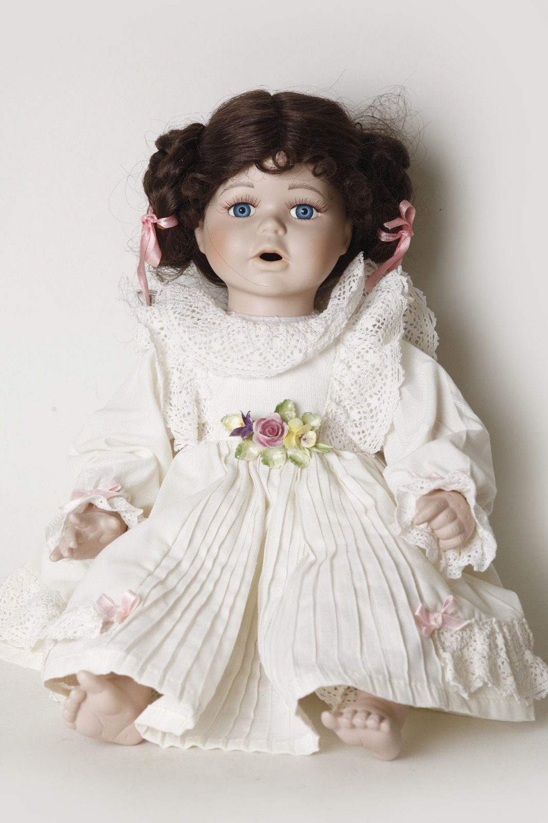 Doll Sitting Doll Head and Limbs Made of Porcelain,Fabric Body,Ca 40 cm (106655) Doll Sitting Doll Head and Limbs Made of Porcelain,Fabric Body,Ca 40 cm (106655)