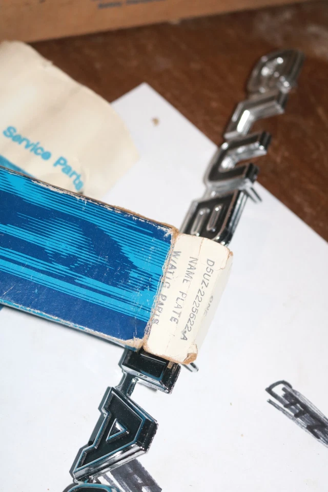 Nuevo de Lote Antiguo Ford 1974-79 Econoline Club Wagon emblema D5UZ-2225622-A Foto 4 de 4