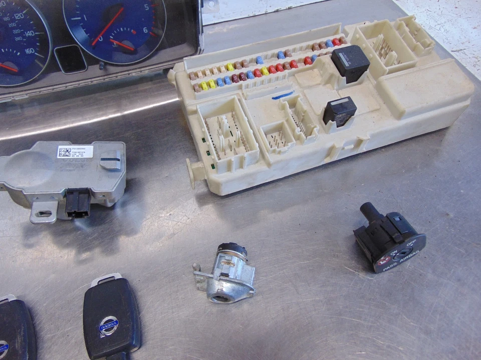 Volvo C30 ECU Kit Pre Facelift 06-10 2.0 TD Clocks keys R-Design D4204T - Image 4 of 4