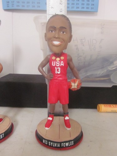 LSU SEIMONE AUGUSTUS AND SYLVIA FOWLES TEAM EE. UU. BALONCESTO BOBBLEHEADS 3 ORO NUEVO - Imagen 4 de 7