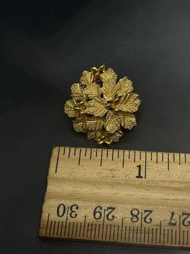 Vintage Signed Crown Trifari Leaf Textured GoldTone Clip On Earrings 1” 6.04g Ea - 第 2/4 張圖片