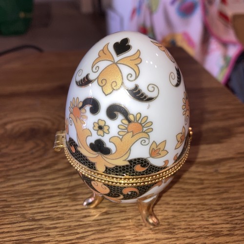 Vintage Ceramic Egg Footed Trinket Box, white with Black and gold Design - Picture 4 of 6