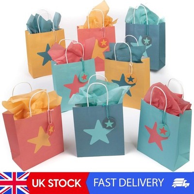 Freundliche Geschenktüten mit Sternenmuster Kraft-Stil mit Seidenpapier und Etiketten. Paket