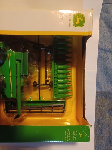 1/64 John Deere S690 Combine w/ Front Tracks Toy by Ertl #45511 - LP53303 - Picture 3 of 8