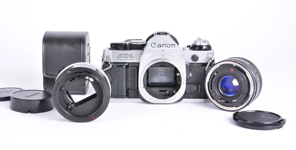 CANON AE-1 Program con Obiettivo FD 50mm F/1,8 e accessori. - Immagine 3 di 4