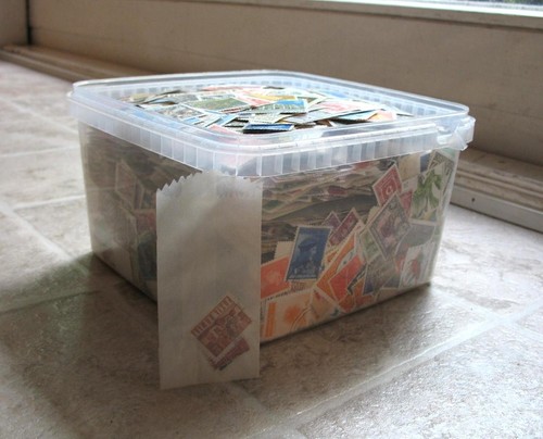 x307/ Worldwide Collection Lot in Box (1000g) & Album - Thousands of stamps - Picture 2 of 14
