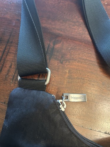 Bolso Bandolera Baggallini Cruzado Ajustable Negro Patrón Guepardo - Imagen 4 de 14
