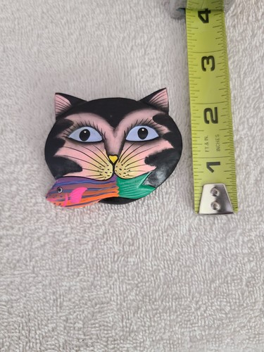 HANDCRAFTED FOLK ART STYLE WOOD HANDPAINTED HUNGRY CAT FISH BROOCH PIN INDONESIA - Picture 6 of 6