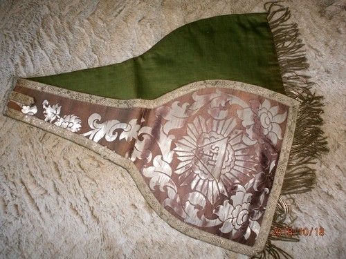 TRES ANCIENNE MANIPULE/SOIE TISSEE BRUNE/IHS/GALON FILS ARGENT/COLLECTION/MESSE - Picture 1 of 4