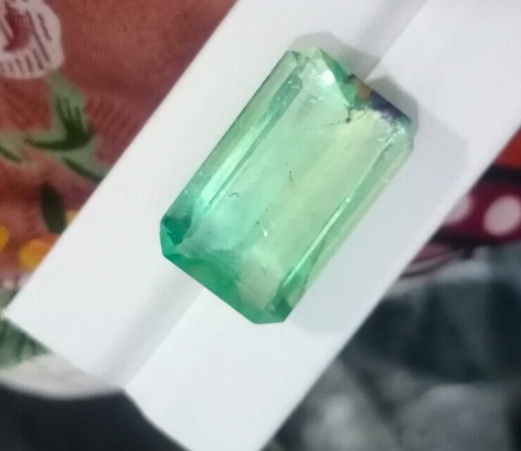 Pedra preciosa solta fluorita corte natural 46 quilates boa cor verde do Paquistão - Imagem 3 de 4