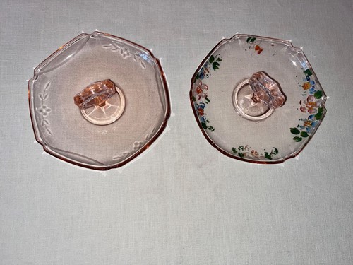 2 VASSOI DA PORTATA VINTAGE ROSA DEPRESSIONE CON MANICI CENTRALI fiori incisi e dipinti