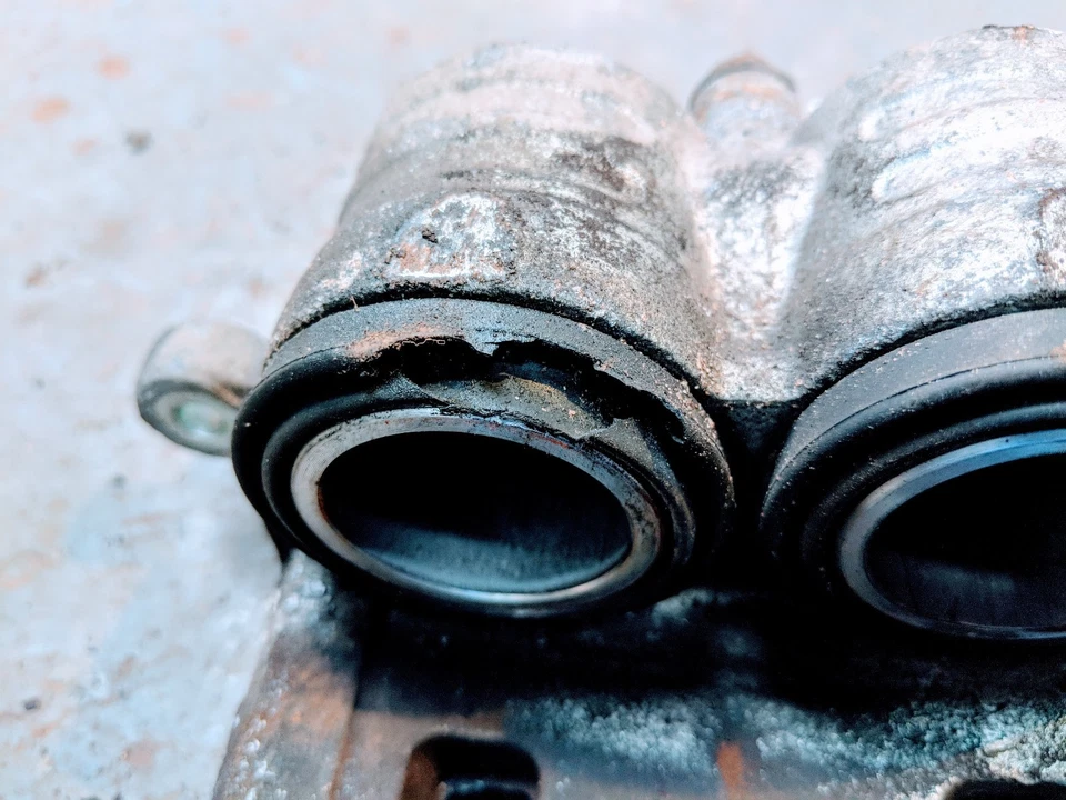 SUBARU OUTBACK 2.0 N/S/F PASSENGER SIDE FRONT BRAKE CALIPER - Image 3 of 3