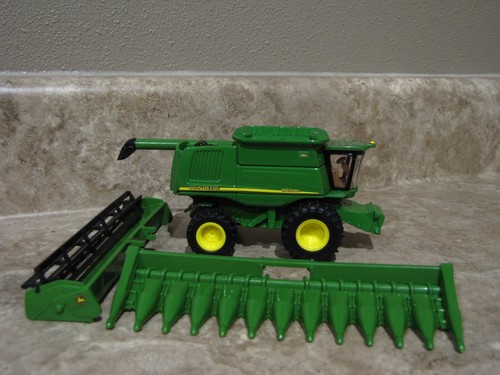 Ertl 1/64 John Deere 9760STS Combine Farm Toy - Picture 2 of 3