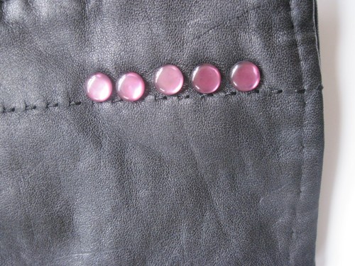 Guantes grandes de cuero de vaca negro para mujer botones morados se adapta a 7,5 de longitud - Imagen 8 de 18