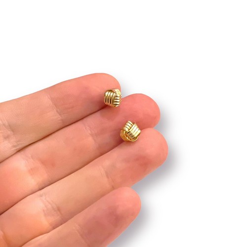 Pendientes de tachuelas de nudo cruzado acanalado de oro amarillo liso de 14 K - Imagen 4 de 4