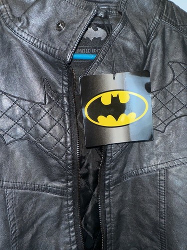Merchoid Batman Faux Leather Limited Edition of #5000 ...Give to Alfred - Picture 5 of 13