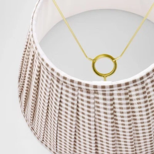 Pantalla de lámpara plisada de guinga marrón - umbral diseñado con Studio McGee Foto 4 de 4