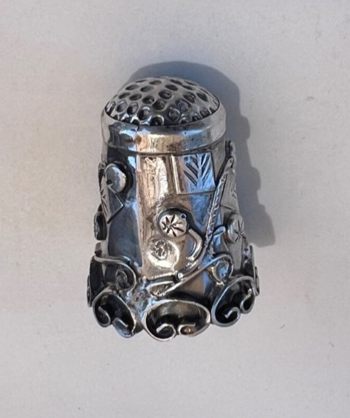 VINTAGE MEXICO HALLMARKED STERLING THIMBLE SCROLL AND FLORAL DESIGN