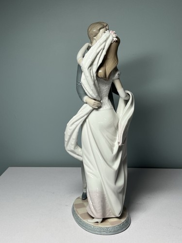 Estatuilla de porcelana LLADRO #1528 TE AMO VERDADERAMENTE boda novia novio baile 1985 - Imagen 4 de 14