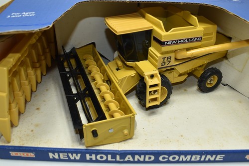 Ertl 1:32 New Holland TR-97 Combine 2-Heads - Picture 2 of 5