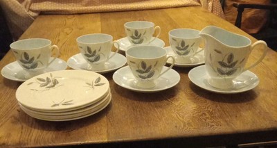 5 Queen Anne Harvest Blue Tea Trios Tasse Untertasse Teller Bone China + Milchkännchen