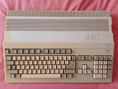 Commodore Amiga 500 mit Zubehör, Anleitungen, Disc Laufwerk. BITTE BESCHREIBUNG LESEN