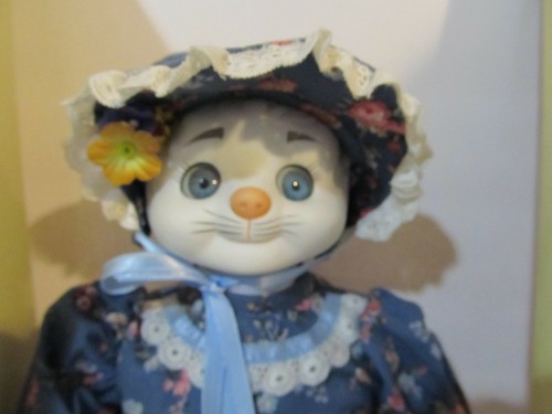 Vintage 1989 Porcelain GOEBEL DOLLY DINGLE MUSICAL CAT DOLL by Bette Ball w/ Box - Picture 6 of 10