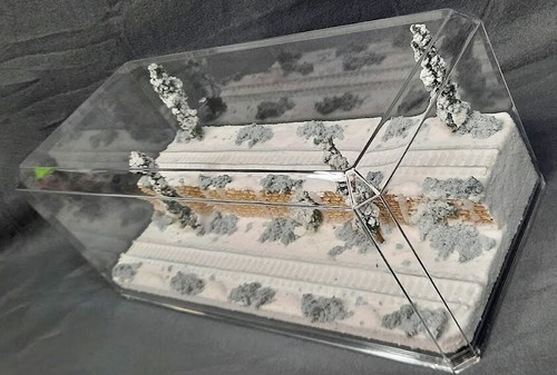 HO SCALE 16" 2-LEVEL/2 TRACK "WINTER SCENE" -DISPLAY CASE- FOR ANY HO TRAIN - Picture 3 of 12