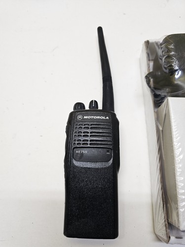 MOTOROLA HT750 136-174 MHz VHF 16ch TWO WAY RADIO AAH25KDC9AA3AN w Charger - Picture 3 of 7